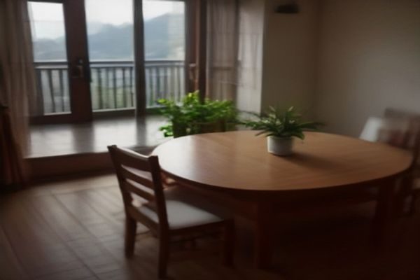 整洁明亮的卧室一角，白色床单铺陈，床头柜上摆放着保湿乳液和毛巾，画面传递清洁准备的生活化细节，符合足交新手入门准备的科普场景
